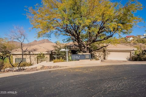 Generous, gated family home. Designed for entertaining & single level living. Best equipped luxury kitchen & butlers' pantry in Phoenix? 97 ft of Bulthaup cabinets, 11 Miele pro-grade appliances - Frig, Freezer to espresso machine, etc. Kitchen pass-...