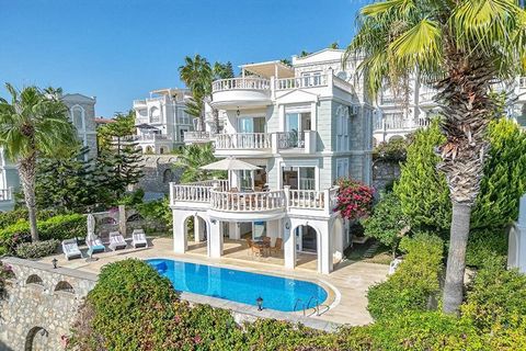 ✔️ Villa met 4 slaapkamers en zeezicht Gelegen in de prestigieuze wijk Konakli van Alanya, biedt deze villa zowel een comfortabel leven als een investeringsmogelijkheid. ✔️ Unieke locatie De villa is gelegen in een rustige en vredige omgeving, op sle...