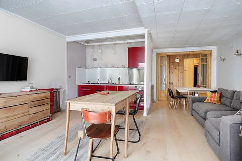 MONTPELLIER CENTRE, maison de 137m2 au très fort potentiel, sur 3 niveaux, au calme. Au rez de chaussée : 61m2 à rénover avec séjour ouvert sur cuisine, salle d'eau, wc, cour de 17m2 et grand garage (30m2) Au 1er étage : 78m2 articulés autour d'une b...