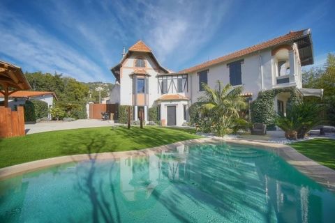 Discover this magnificent house full of character, built in 1836 and completely renovated in a modern and elegant style. Located in a peaceful environment a few minutes' walk from the centre of Cannes and the shops, it combines the charm of the old a...