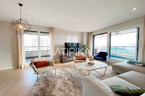 Temporary rental flat of 125m², featuring a spacious terrace with stunning sea views and a privileged location in the Sant Martí district. The property is part of a high-end building with an elevator, rooftop community pool with 360º views of Barcelo...