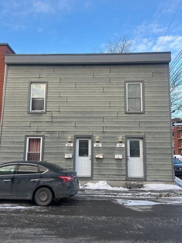 Discover this well-maintained triplex in the highly sought-after neighborhood of Saint-Henri. The property features a spacious 4.5 unit and two modern lofts. Located just steps away from the vibrant Notre-Dame Street, you'll enjoy easy access to an a...