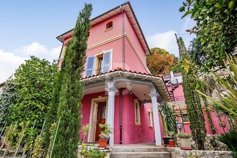 Nous vous présentons une magnifique villa niçoise située dans le prestigieux quartier de Cimiez, au coeur de Nice. Conçue avec soin et attention aux détails, cette villa offre une entrée côté jardin qui mène directement à un séjour spacieux avec une ...