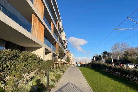 Cet appartement récemment construit au premier étage offre un séjour élégant et confortable pouvant accueillir jusqu'à quatre personnes. Il dispose de deux chambres bien aménagées, l'une avec un lit double et l'autre avec deux lits simples, garantiss...