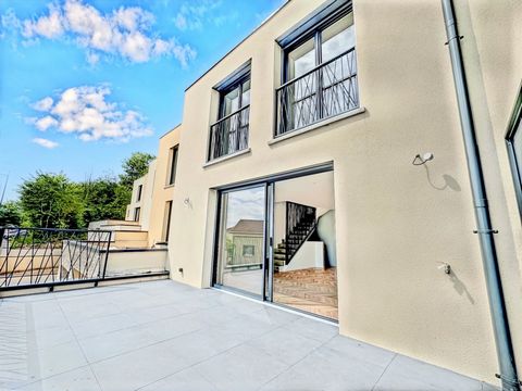 Laxou, à 2 pas du village, rue de la Tarrère (rue calme et très peu passante), belle maison neuve de 154m2 habitables + 2 terrasses (50m2) + balcon fillant (10m2) + garage électrique de 43m2 pour 2 voitures + jardinets devant et derrière. L'aménageme...