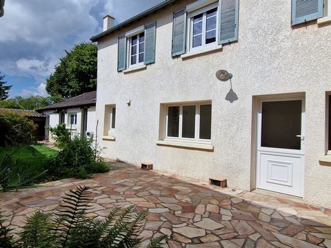 La Fortelle Immobilier in Longnes, biedt u dit oude huis gebouwd in 1850 in het hart van het dorp met school en bakker te voet. Entree naar woonkamer met insert open haard, ingerichte keuken met eethoek (27m2), bijkeuken. Toilet, 2 gewelfde kelders. ...