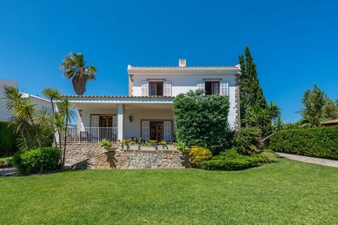 The outdoor area is perfect for a nice family beach holiday. It offers a large garden with 8 sun loungers and 2 parasols where you can sunbathe by the pool. It measures 10 x 5 meters, has a depth ranging from 1 to 2 meters and has an outdoor shower. ...