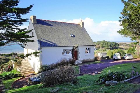 Eine Traumlage und einen atemberaubenden Meerblick bietet Ihnen dieses klassische, bretonische Ferienhaus. Es befindet sich inmitten eines 5 000 qm großen Gartengrundstücks in Hanglage oberhalb der Bucht von Goas-Treiz. Der absolute Clou ist die vorg...