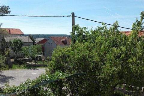 Apartments Smilje i Maslina is located in small place Karin Gornji, approximately 45 kilometers away from Zadar. A private terrace as well as a common BBQ grill with an outdoor dining area are at your disposal, which makes this place a perfect spot f...