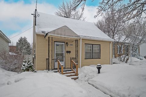 House with 3 bedrooms, 1 on the ground floor, an extension (with multiple possibilities), a landscaped yard and parking. Renovated bathroom. New central beam (Plan available: BISSON) Near the Cadillac metro station, bus stop around the corner. Downto...