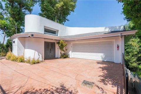 Holen Sie sich das beste Angebot pro Quadratmeter in der Gegend! Entdecken Sie atemberaubende Aussichten in diesem atemberaubenden 3-stöckigen Haus, das in einer ruhigen Sackgasse in den Hügeln von Studio City liegt. Diese außergewöhnliche Residenz v...