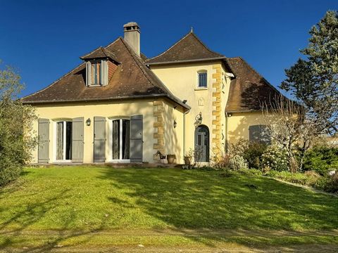 EXCLUSIVITE ! Située dans un cadre calme et paisible, au coeur du joli village de Saint-Astier, à proximité des commerces, 20 mn de Périgueux , cette maison de type périgourdine de 220 m² environ a été entièrement rénovée avec des matériaux de qualit...