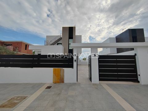 Freistehendes Haus in der Nähe von San Juan Beach, Alicante Dies bemerkenswerte Haus, das auf einem großzügigen Grundstück mit einem privaten Garten, einem geschlossenen Parkplatz, Terrassen und einem erfrischenden Pool steht, ist völlig freistehend ...