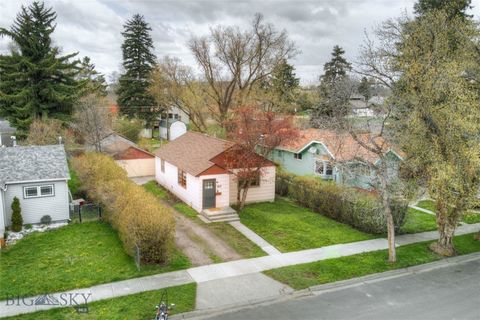 In het hart van Downtown Bozeman wacht een charmante bungalow met gewelfde deuropeningen, voldoende opslagruimte en grote bijgebouwen. Deze woning biedt 2 slaapkamers en 2 badkamers, frisse binnenverf, nieuw tapijt en een nieuw gasfornuis. De bijgebo...