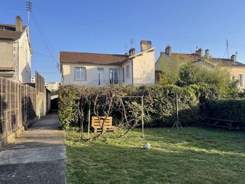 A seulement 900 mètres du centre-ville de Périgueux, dans un quartier résidentiel, découvrez cet immeuble locatif semi-mitoyen avec un passage latéral permettant d'accéder au jardin arrière et à une dépendance. Au rez-de-chaussée, vous trouverez troi...