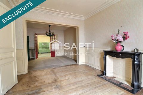 Maison bourgeoise principale d'environ 178 m2 habitables, 4 chambres, avec annexe de 142 m2, à rénover en intérieur, extérieur en très bon état . Cour.