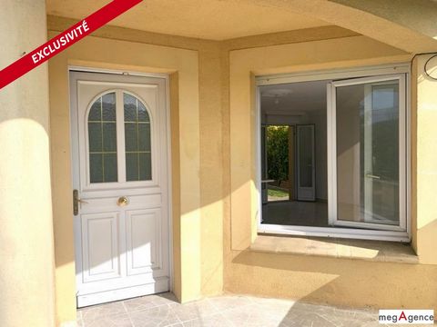 Appartement très lumineux, vue dégagée, Séjour, Cuisine meublée, 1 chambre. Balcon. Place parking Privée. Courette et Jardin - A Guerville 78930