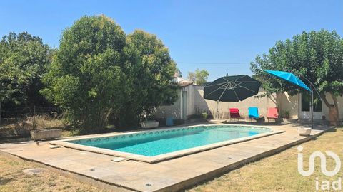 iad France - Alexandra Henry vous propose: Opportunité à saisir sans tarder sur la commune de Gonfaron ! ! ! Villa de plain pied avec piscine, garage, dépendance et grand hangar. Sur un terrain plat et clôturé de plus de 1900m², cette propriété offre...