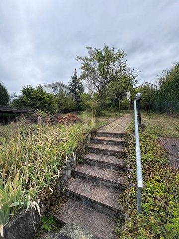 Das erschlossene Wohngrundstück in Wiesbaden (65189) mit 757 m² bietet Ihnen die Möglichkeit, Ihren Traum vom Eigenheim zu verwirklichen. Die Hanglage und die begehrte Lage in Wiesbaden Südost machen dieses Grundstück zu einer einzigartigen Chance. D...