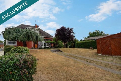 Charmant pavillon des années 60 à conforter, habitable de plain pied, en village de campagne avec du terrain et des dépendances .