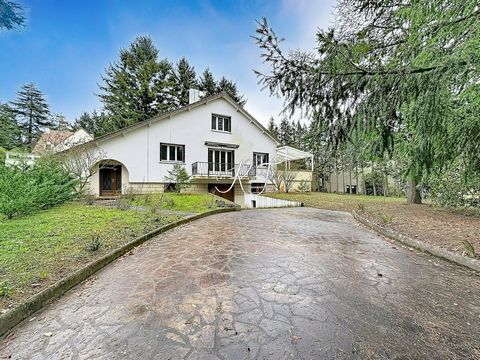 ensemble immobilier de 9 pièces avec une maison et une grande dépendance