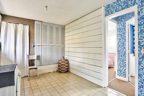 Sur la splendide Côte d'Émeraude, cette maison décorée avec goût vous invite à vous immerger dans le charme breton. Idéale pour les familles ou les groupes d'amis, elle peut accueillir jusqu'à six personnes et offre un havre de paix à deux pas des pl...