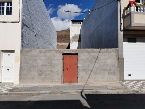 FOR SALE IN MONTAÑA LOS VELEZ Basic features: Total land area 140 m2 Building area 140 m2 Access to urban roads In urban center Equipment: Water Light Sewer system Streetlight Sidewalks Urban situation: Urban (solar) High-rise residential Single-fami...