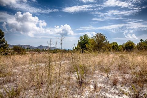 Dieses Grundstück befindet sich in einer neuen Urbanisation in Moraira 3 km vom Zentrum und dem Strand entfernt Das Grundstück hat eine gute Erreichbarkeit über eine neue Straàe Moderne Infrastruktur ist vorhanden Das Grundstück ist frei von Baupflic...