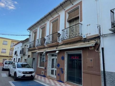 Gran casa de pueblo con una tienda de muebles uso comercial en la plaza principal de Alpera Se trata de un edificio histórico frente al ayuntamiento con una gran tienda La casa en sí necesita ser reformada pero puede convertirse fácilmente en una cas...