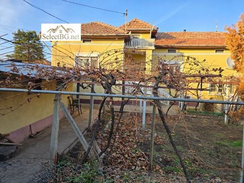 Slechts 15 km van de dichtstbijzijnde stad Pavlikeni, 7 km van de hoofdweg Sofia Ruse, 38 km van Svishtov en ongeveer 60 km van de regionale stad en de oude hoofdstad Veliko Tarnovo. De woning is 850 m2, op een rustige plek, niet ver van het centrum ...