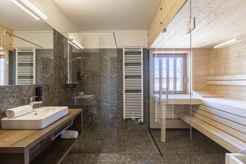 De Superior Lodge van 125 m² biedt ruime accommodatie voor maximaal 10 gasten. Er zijn 4 slaapkamers, waarvan 3 met tweepersoonsbedden en 1 met twee stapelbedden. De lodge heeft 4 badkamers met douches en toiletten, evenals een apart toilet. De volle...