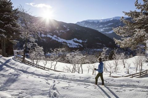 Ten komfortowy dom wakacyjny znajduje się w samym sercu pięknego Hopfgarten i około 600 metrów od wyciągu narciarskiego (Bergbahn) Hopfgarten. Idealny dla miłośników sportów zimowych, ale także letni dzień można spędzić miło czas w tej pięknej okolic...