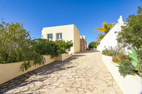 Deze moderne vrijstaande villa staat in Benitachell in Valencia. De woning beschikt over 2 slaapkamers en is perfect geschikt voor een gezin. Vanaf het terras heb je een schitterend uitzicht op de Spaanse kust en in het zwembad kun je een verfrissend...