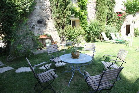 Deze betoverende villa in het zuiden van Frankrijk ligt tussen de wijngaarden en beschikt over een prachtig zwembad omringd door groen. Het verblijft biedt comfortabel plaats aan families, samenreizende gezinnen en vriendengroepen. Begin de ochtend m...