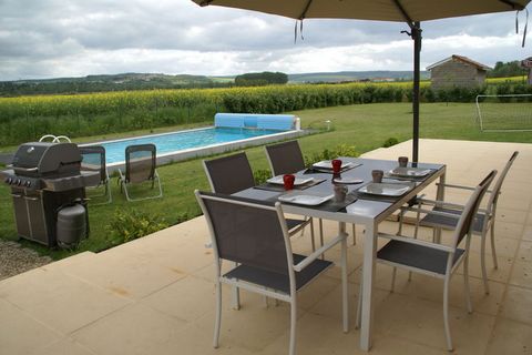 Tune into the relaxing French life, while enjoying luxurious facilities in this holiday home in Dugny-sur-Meuse. Perfect for a large family or group of 8, this holiday home with 4 bedrooms. It features a private swimming pool to cool down and sauna t...