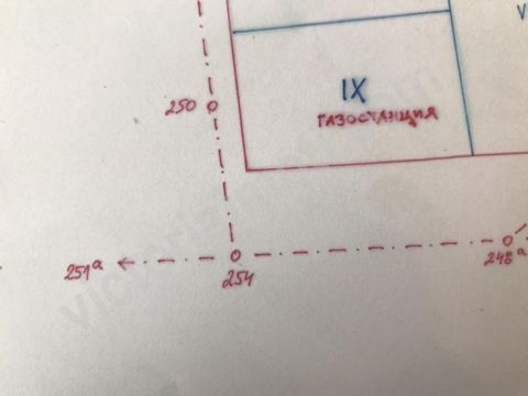 Se ofrece a la venta un local industrial con licencia situado en una carretera principal de asfalto, cerca del pueblo de Gorna Studena. El terreno tiene una superficie de 1280 metros cuadrados. y es una antigua gasolinera con una superficie de 60 met...