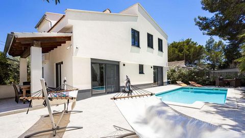 Mallorca Real Estate: Esta villa renovada en Mallorca combina acentos modernos con un toque mediterráneo y se encuentra a pocos minutos del puerto deportivo Port Adriano, en el suroeste de Mallorca. La propiedad de alta calidad fue renovada en 2022 y...