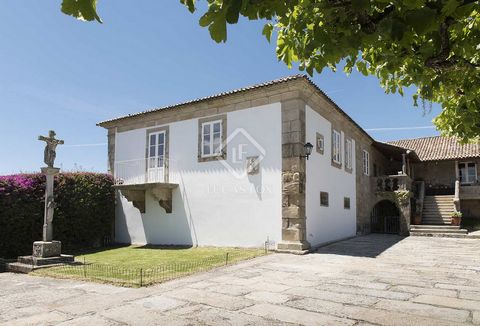Esta excepcional vivienda del siglo XIX se encuentra en Nigrán, Pontevedra. Esta finca de 6.681 m² está rodeada por un muro de piedra original y ofrece una privacidad total. La finca incluye capilla privada original y 3 alojamientos independientes pa...