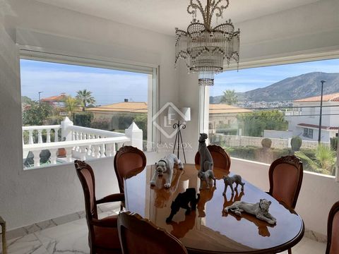 Lucas Fox Altea is pleased to present this villa for sale in a very quiet development of Alfas del Pi. It is a property with an approximate area of 338 m² with a layout on two floors with extensive views of the mountains and the sea. The property is ...