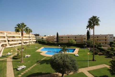 Appartement 2 + 2 chambres, duplex et grenier inséré dans un immeuble de 2 étages, situé au dernier étage. Situé à Vilamoura, Algarve. L’appartement en duplex dispose de 2 autres greniers comprenant : Hall d’entrée généreux, immense salon avec climat...