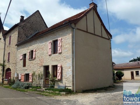 Charming stone village house with an outbuilding and swimming pool on a plot of 200 m2 with a magnificent and unobstructed view of nature; It is located 15 minutes from Villefranche de Rouergue, in a pretty little quiet village. The main house on 3 l...