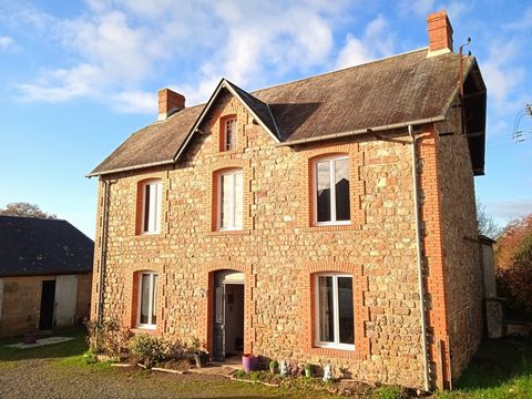 ANTONY VESQUE IMMOBILIER offers a real estate complex located 9 km from Coutances and 20 minutes from the sea. For more comfort, this bourgeois house has been renovated. A nice-sized insert can heat the house, lined with high-performance electric rad...