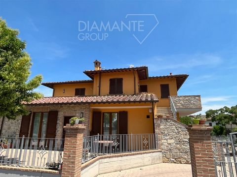 CASTIGLIONE DEL LAGO (PG), Sanfatucchio: Recently built independent flat on the first floor of 160 sqm comprising: entrance via external staircase, double living room, kitchen with pantry, two double bedrooms, a small bedroom, a bathroom with shower,...