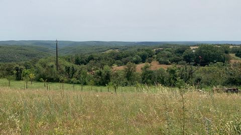 Very nice plot facing south with a very nice open view of the valley in a quiet environment. Already vaibilised, plot with swimming pool CU grants Lot of 3 houses - 2 already built - Cabrerets at 7 km Vers at 7km Cahors at 20 minutes