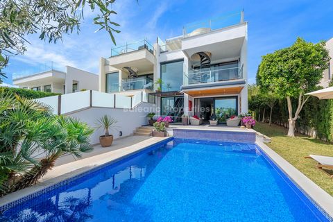 Modern house with pool, garden and garage near the golf course in Alcanada, Alcudia This outstanding house is offered for sale in the sought-after residential area of Alcanada in Alcudia. It is presented in excellent condition, has a private pool, be...