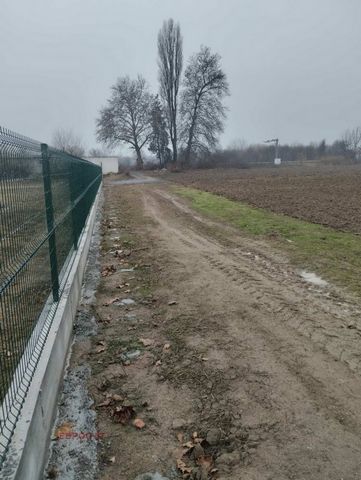 Plot of land on the third line of Karlovo road after the end of the village of Trud direction Graf Ignatievo, next to the auto showrooms and the built-up second line and local road! Nearby electricity and water. Method of permanent use - levels. It i...