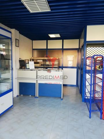 Shop with 128 m2 in Estrada de Coselhas, Coimbra. This store is located in an area of easy access, commerce and services, and with great movement. The store consists of 5 rooms and toilet, with a right foot of 3.60 m, being the partitions easy to rem...