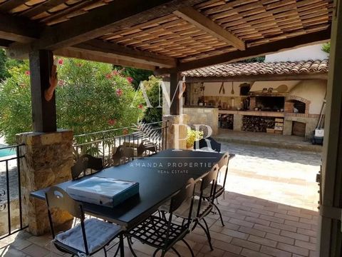 Amanda Properties presents a lovely and charming villa renovated composed by an open kitchen in a large living room and a several terraces. Located 10 minutes from the famous Croisette by car, it offers a little seaview , 6 bedrooms (4 ensuite bedroo...