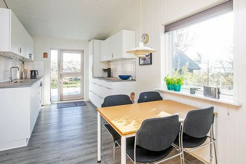 Dieses 2018 renovierte Ferienhaus hat eine großartige Lage, nur etwa 50 m vom kinderfreundlichen Strandufer in der beliebten Urlaubsregion Ålbæk mit ihrer reizvollen Küstenlandschaft. Das Ferienhaus, mit guter Ausstattung und schönen Außenbereichen, ...