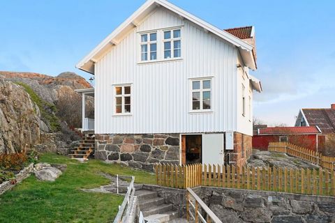 Spacious and charming cottage with wonderful panoramic views of the sea in the living archipelago community Skärhamn on western Tjörn. A fantastic house to sit and enjoy the breathtaking views where you can follow the sea shifts from the first floor ...
